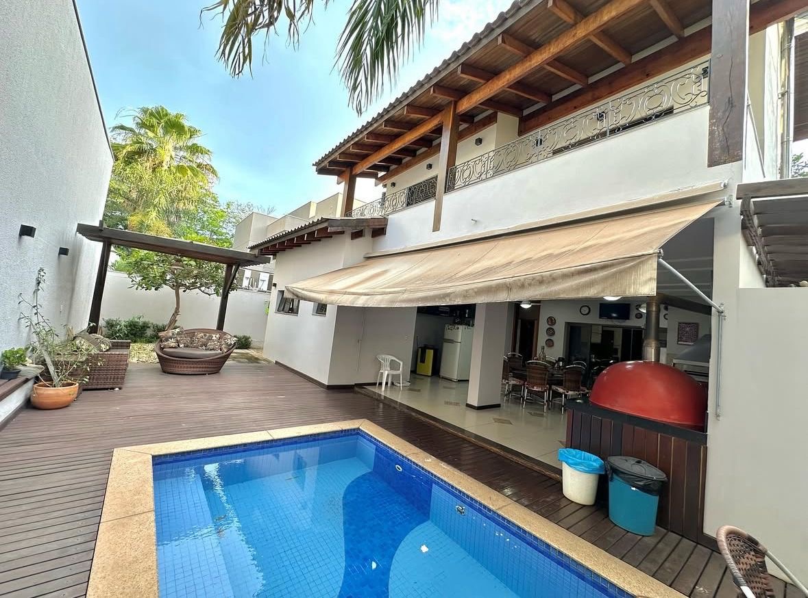 Casa com 4 suítes e vista para o lago no Alphaville 1